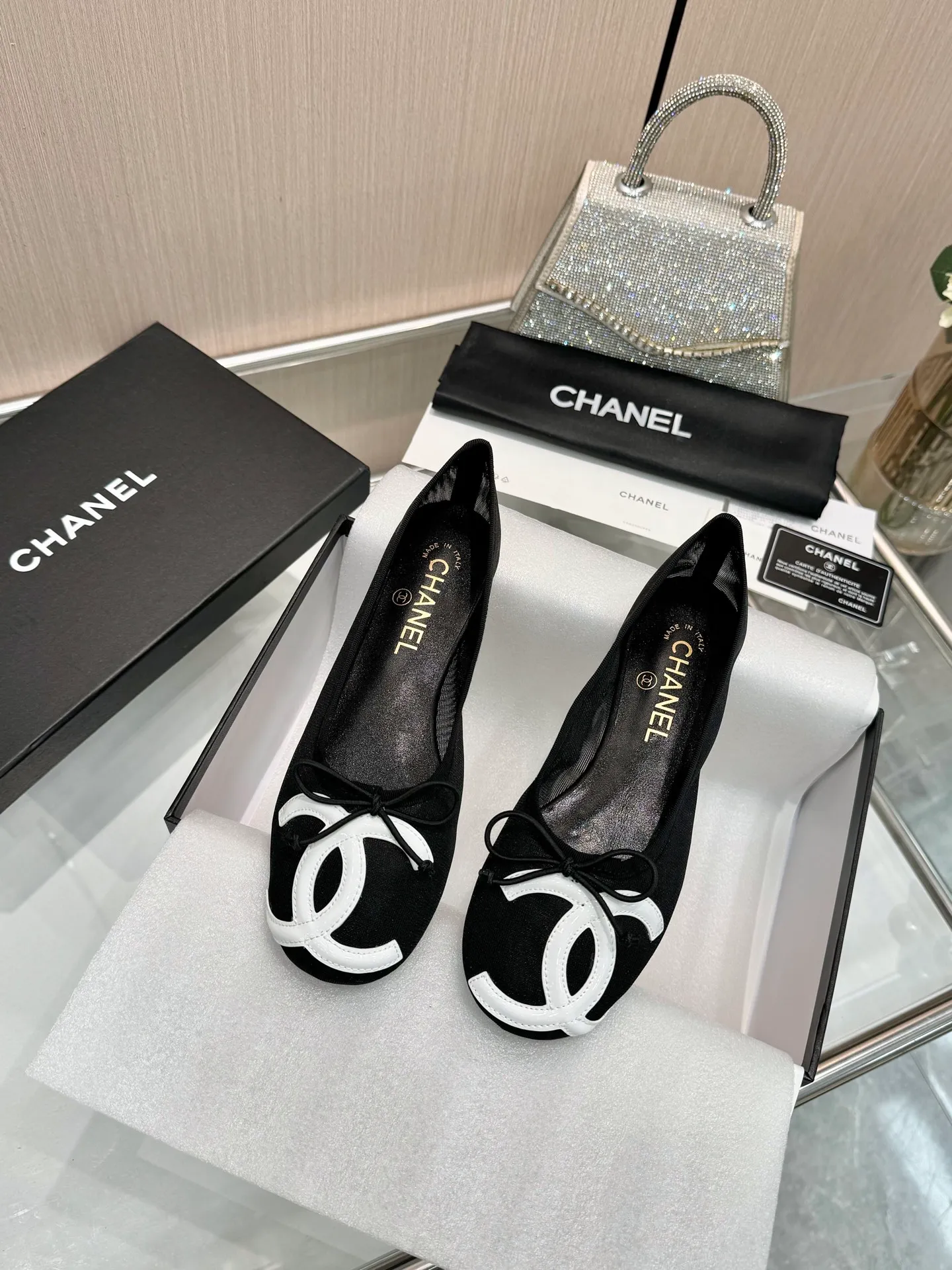👟👟Ex-factory price 480👟👟 | ²⁰²5 𝐬𝐬 🤍🤎𝐂𝐇𝐀𝐍𝐄𝐋 Chanel 26A catwalk style handmade Mary Jane women's shoes. Ballet shoes are so amazing, the bow pattern is so cute! Even if I don’t wear flat shoes, I can’t resist the temptation! The second recommended pair of Chanel logo women's shoes has great texture and is versatile. It is made of lambskin and has an original two-color outsole. Size: 35-40 (41 can be customized and cannot be returned or exchanged)